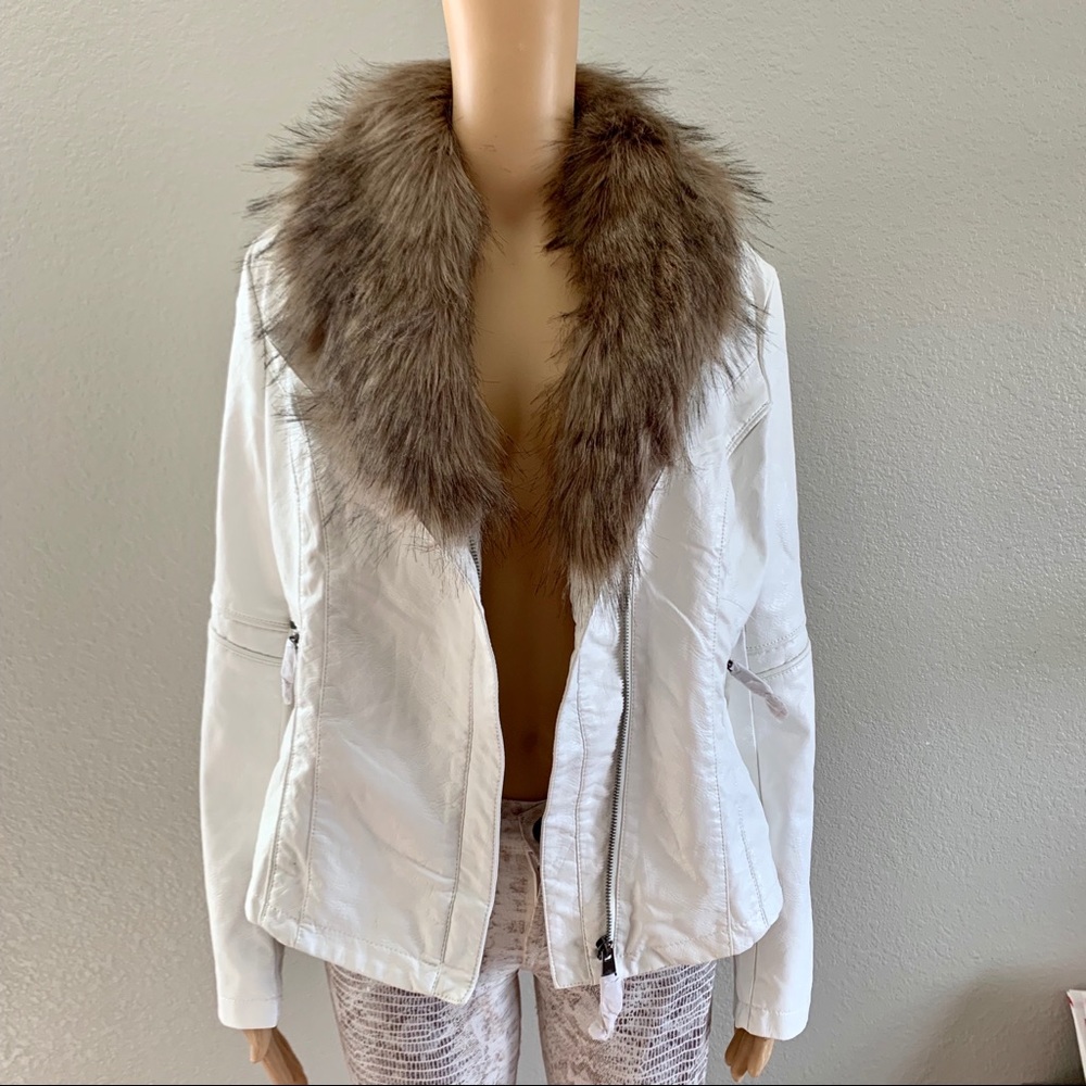 Women’s white Faux Fur Jacket Size L Fall Fashion